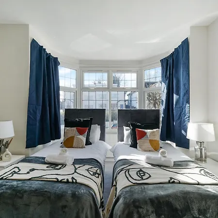Luxurious House In Wembley - Garden * London