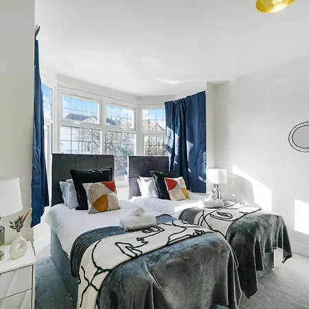 Luxurious House In Wembley - Garden Holiday home London