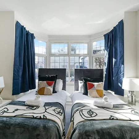 Luxurious House In Wembley - Garden Holiday home London