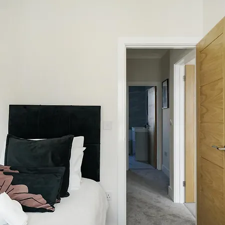 Luxurious House In Wembley - Garden *