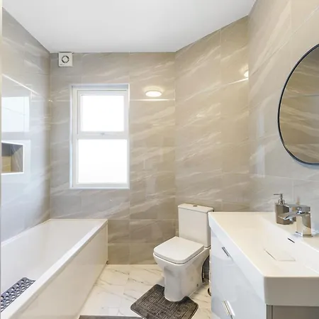 Luxurious House In Wembley - Garden London