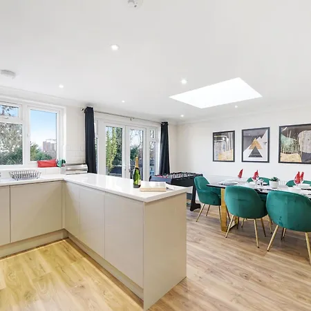 Luxurious House In Wembley - Garden *