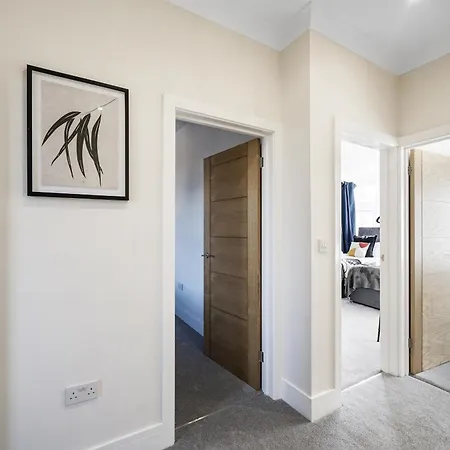 Luxurious House In Wembley - Garden Holiday home