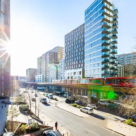 Affordable & Modern 1 Bedroom Canary Wharf Apartment *
