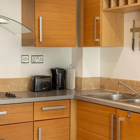 Affordable & Modern 1 Bedroom Canary Wharf Apartment London