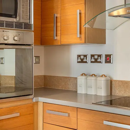 Affordable & Modern 1 Bedroom Canary Wharf Apartment *