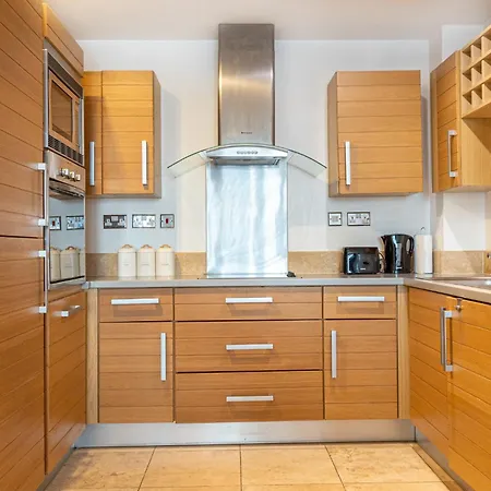 Affordable & Modern 1 Bedroom Canary Wharf Apartment London