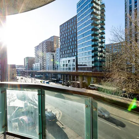 Affordable & Modern 1 Bedroom Canary Wharf Apartment London