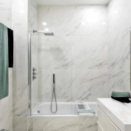 Lovely Four Bedroom Parking Available Apartment *