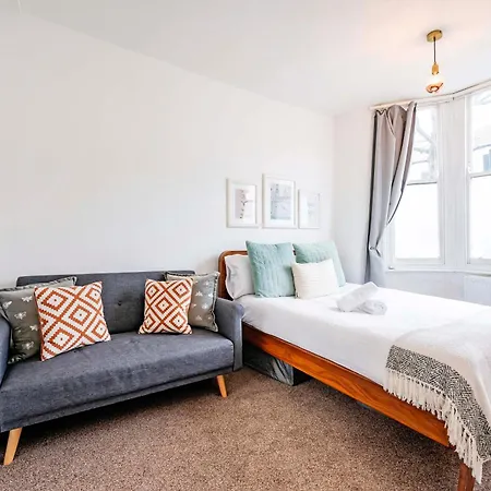 Beautiful Garden Flat Near Chelsea Apartment London