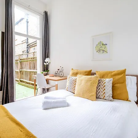 Beautiful Garden Flat Near Chelsea Apartment