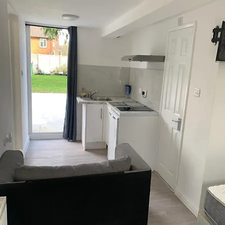 Cosy Flat-just Renovated-free Street Parking & Independent Entrance * Hanworth