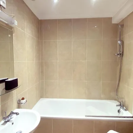 Uk Chaps Retreat: 2 Bedroom - 2bathroom * London
