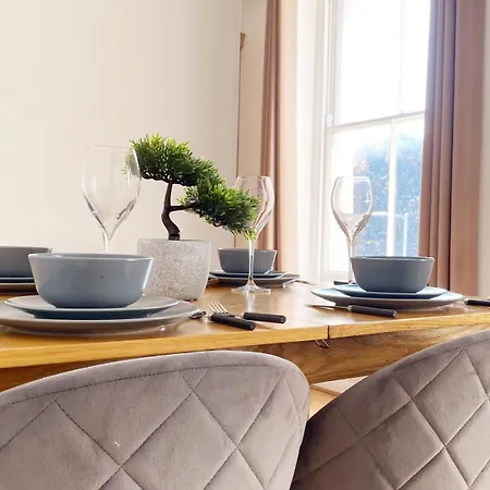 Uk Chaps Retreat: 2 Bedroom - 2bathroom Apartment London