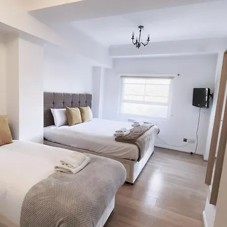 Uk Chaps Retreat: 2 Bedroom - 2bathroom London