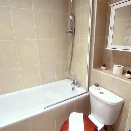 Uk Chaps Retreat: 2 Bedroom - 2bathroom Apartment