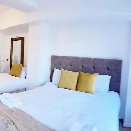 Uk Chaps Retreat: 2 Bedroom - 2bathroom Apartment