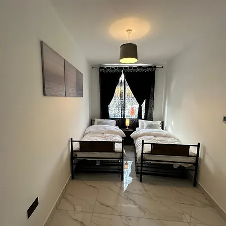 Luxurious & Elegant 6-bed House Villa *