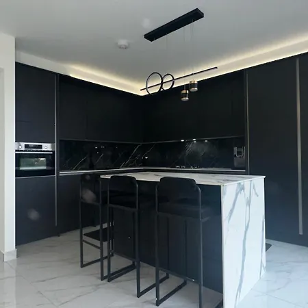 Luxurious & Elegant 6-bed House Barnet