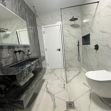 Luxurious & Elegant 6-bed House *