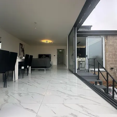 Luxurious & Elegant 6-bed House Villa Barnet