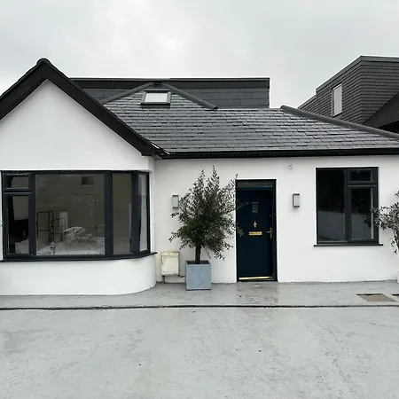 Luxurious & Elegant 6-bed House Villa