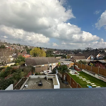 Luxurious & Elegant 6-bed House Villa Barnet