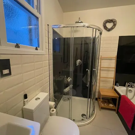 Luxurious 1 Bedroom Flat With Private Garden