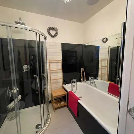 Luxurious 1 Bedroom Flat With Private Garden Apartment *