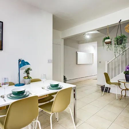 Gorgeous 5-bedrooms 5-bathrooms In Apartment *