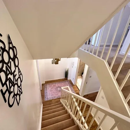 Apartment Gorgeous 5-bedrooms 5-bathrooms In *