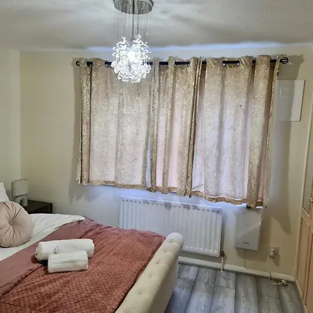 - Sleeps 4 - Parking - Garden - Petfriendly * London