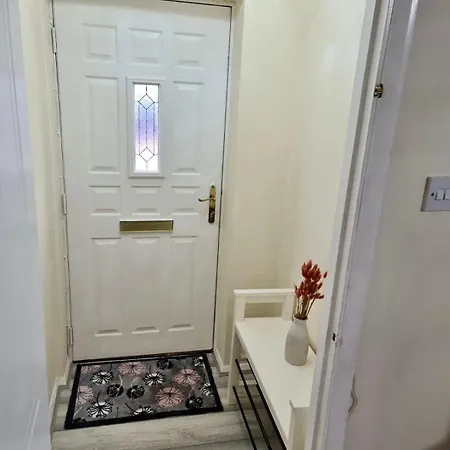 - Sleeps 4 - Parking - Garden - Petfriendly Holiday home London