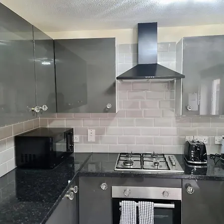 - Sleeps 4 - Parking - Garden - Petfriendly Holiday home *