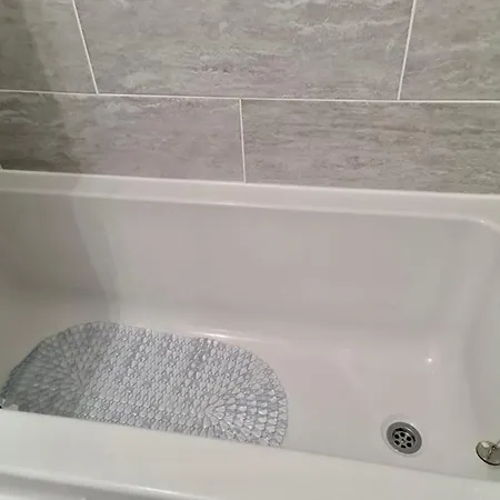Holiday home - Sleeps 4 - Parking - Garden - Petfriendly