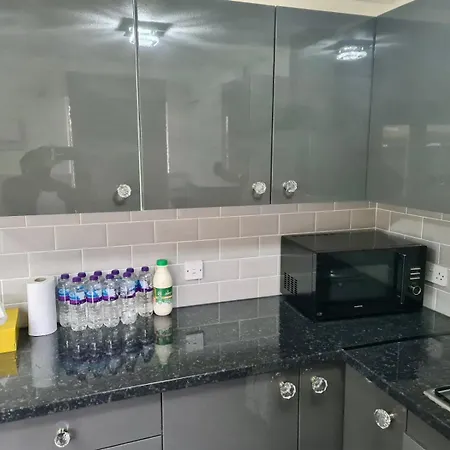 Holiday home - Sleeps 4 - Parking - Garden - Petfriendly