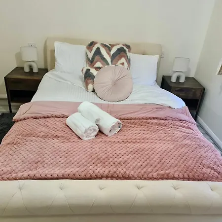 - Sleeps 4 - Parking - Garden - Petfriendly