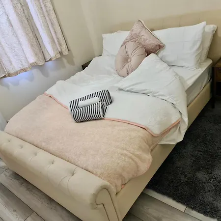 Holiday home - Sleeps 4 - Parking - Garden - Petfriendly London