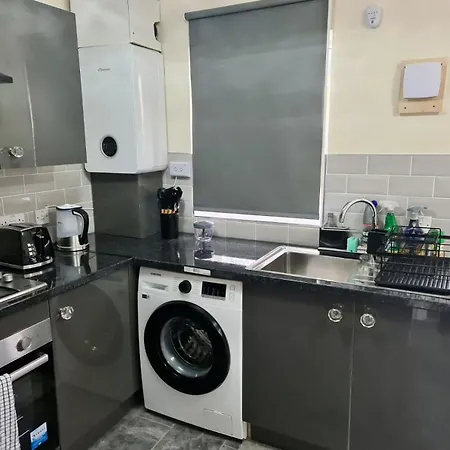 - Sleeps 4 - Parking - Garden - Petfriendly Holiday home