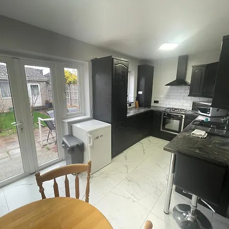 Garden Near Heathrow Airport And Elizabeth Line Train Station * Hayes (Greater London)