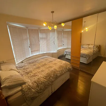 Garden Near Heathrow Airport And Elizabeth Line Train Station Apartment Hayes (Greater London)