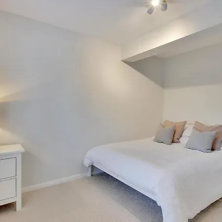 Chic 2-bed Apartment, Free Wi-fi And Parking Apartment *