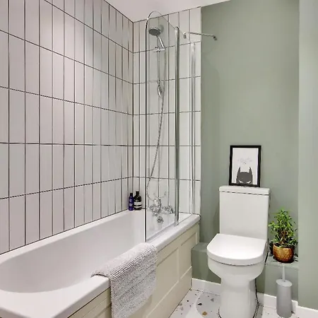 Apartment Chic 2-bed Apartment, Free Wi-fi And Parking *