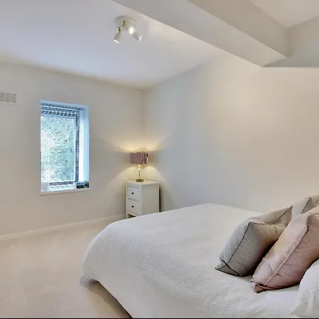 Apartment Chic 2-bed Apartment, Free Wi-fi And Parking