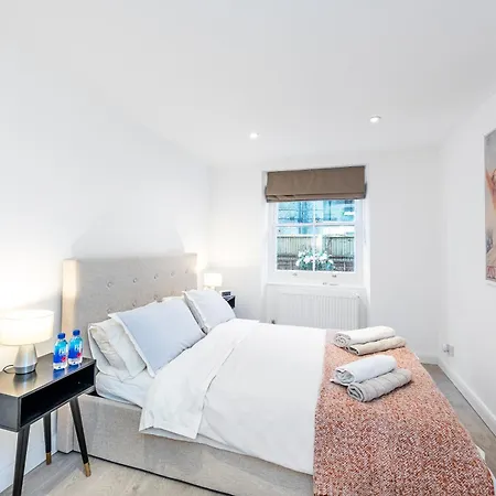Casa Italia Near Kings Road In Chelsea With Wifi & Washing Machine Apartment London