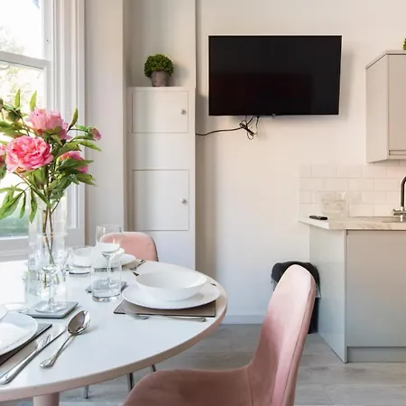 Casa Italia Near Kings Road In Chelsea With Wifi & Washing Machine Apartment London