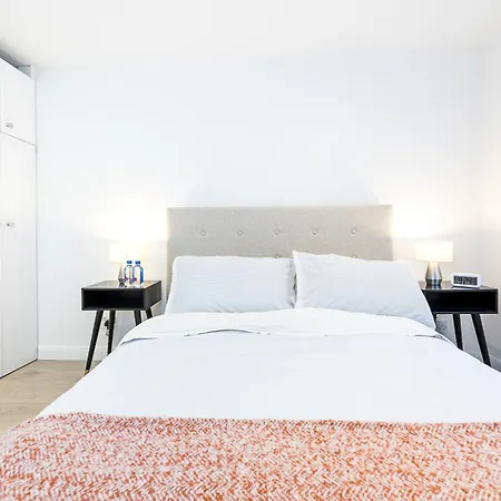 Casa Italia Near Kings Road In Chelsea With Wifi & Washing Machine London