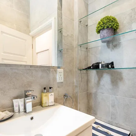 Casa Italia Near Kings Road In Chelsea With Wifi & Washing Machine Apartment *