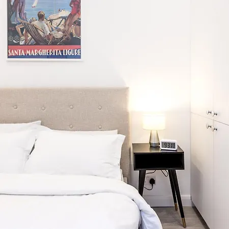 Casa Italia Near Kings Road In Chelsea With Wifi & Washing Machine