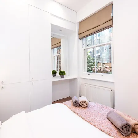 Casa Italia Near Kings Road In Chelsea With Wifi & Washing Machine Apartment London
